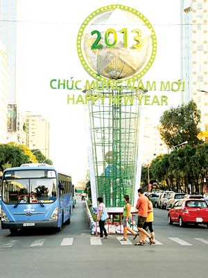 Nguyen Hue Street in District 1 is decorated ahead of Tet (Photo: SGGP) Nguyen Hue Street in District 1 is decorated ahead of Tet (Photo: SGGP)